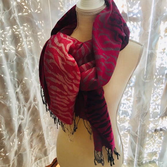 Women’s Shawl - Picture 2 of 3